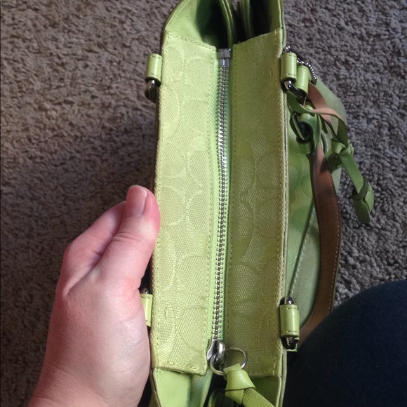Pale green medium size coach purse - Picture 6 of 8
